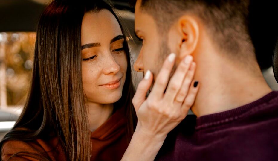 Couple amoureux dans une voiture
