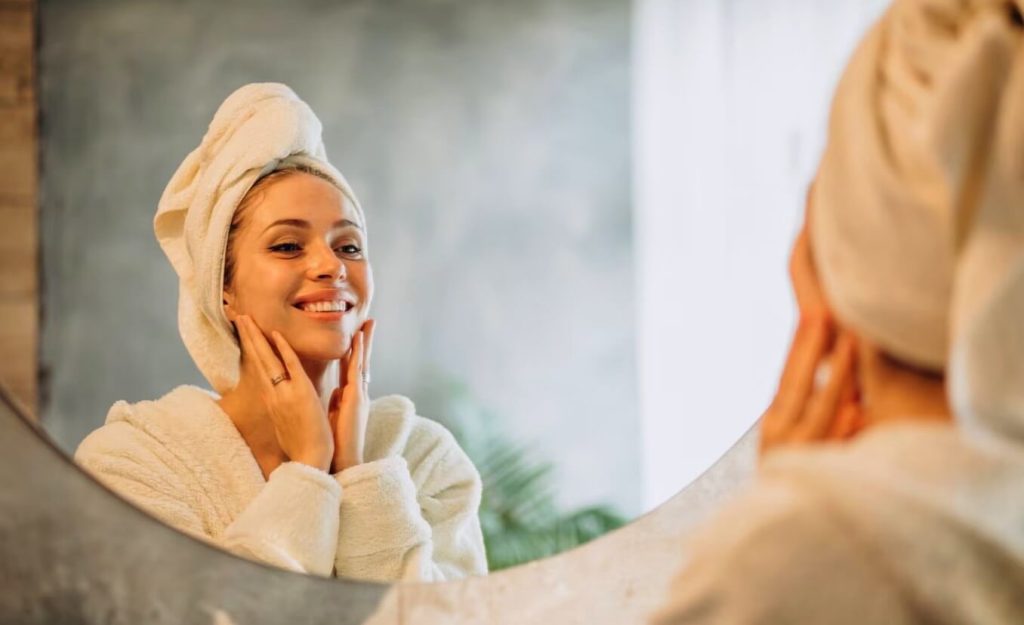 Femme après une séance de beauté
