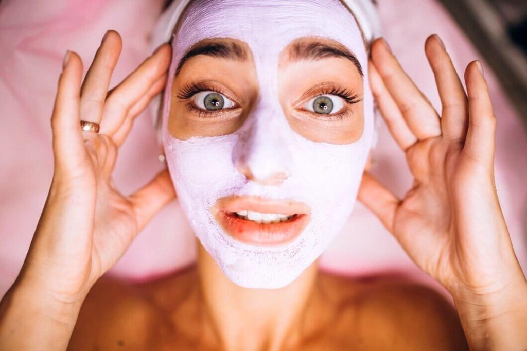 Jeune femme avec un masque de beauté