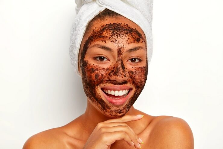 Femme avec un gommage sur le visage