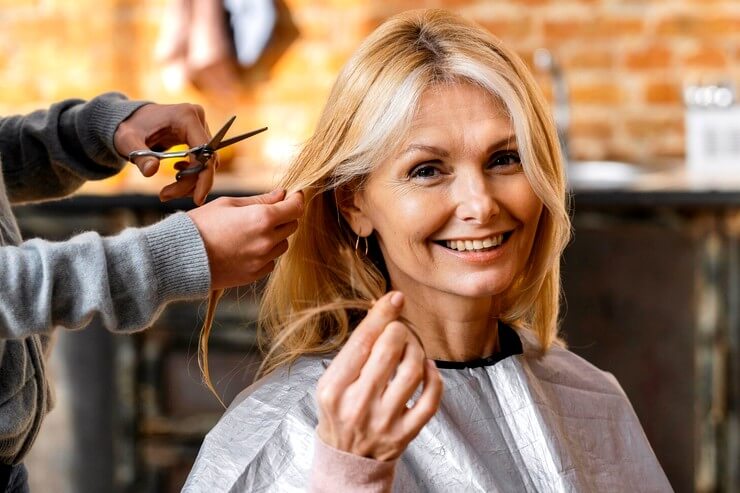Femme se fait couper les cheveux
