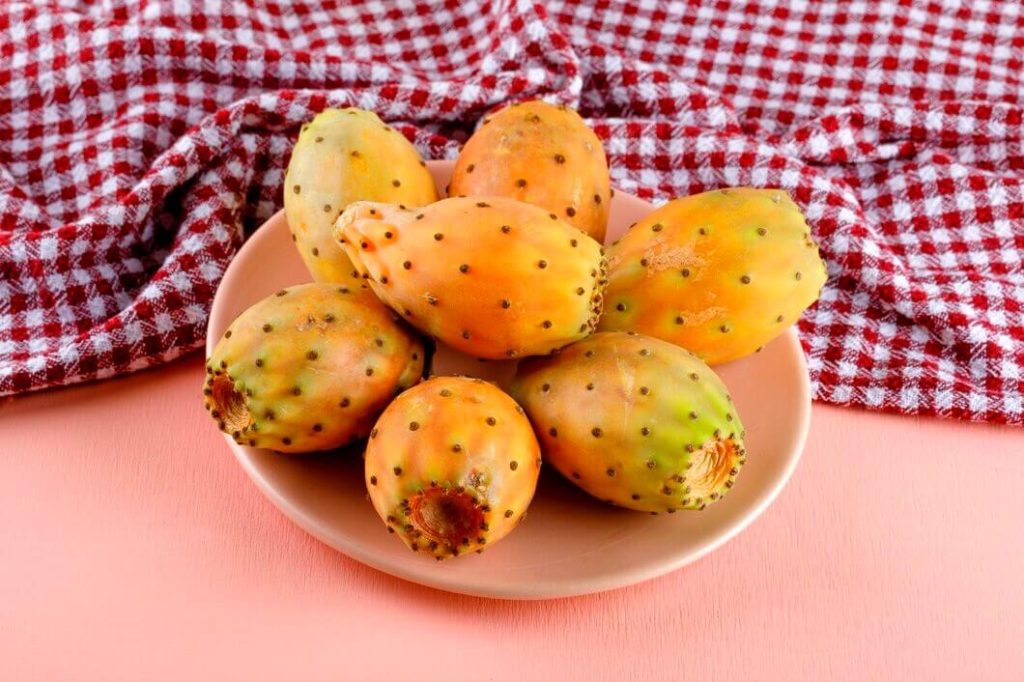 Figues de barbarie dans une assiette