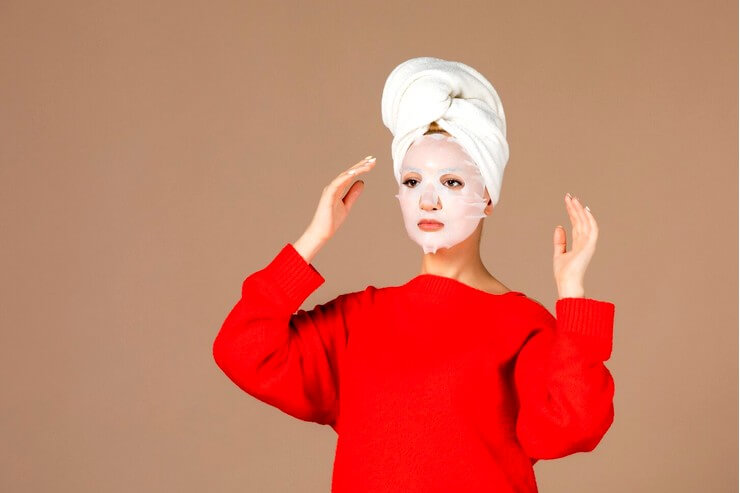 Jeune-femme-appliquant-un-masque-facial