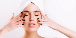 Jeune femme prend soin de son visage