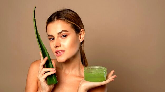 Jeune femme tenant un gel de aloe vera
