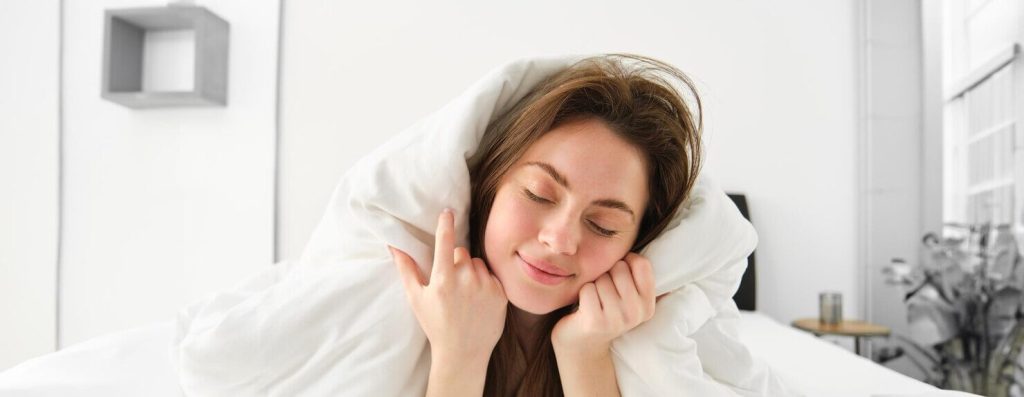 Femme au lit se réveillant