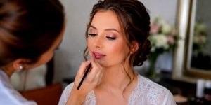 Femme qui se maquille pour un mariage